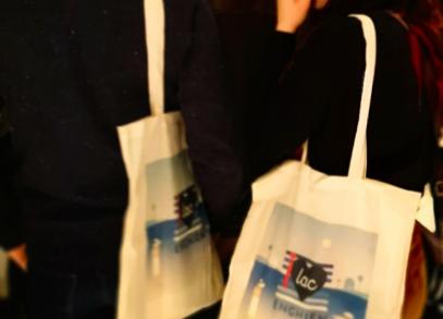 Lancement de la marque "# i Lac Enghien" avec des sacs offerts pour cette occasion avec un visuel style année belle époque et le logo au centre. Sur la photo une jeune femme porte le sac.